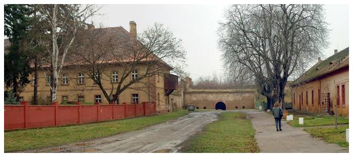 Lgerchefens hus till vnster, gng till arkebuseringsplatsen rakt fram, och simbassng (skymd) till hger.